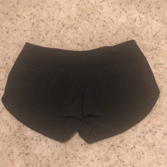 Lululemon Speed Up Low-Rise Lined Short 2.5” in Black Size 6 - Picture 3 of 10